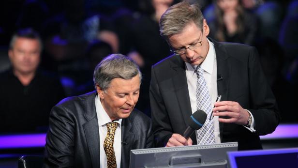 Günther Jauch und ein weiterer Mann am Set von „Wer wird Millionär?“.