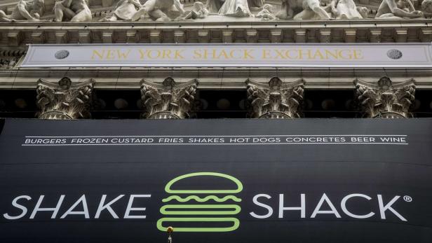 Ein Shake Shack Restaurant unter einem Schild mit der Aufschrift „New York Shack Exchange“.