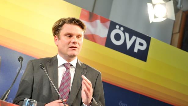 Ein Mann im Anzug spricht vor einem Hintergrund mit dem ÖVP-Logo.