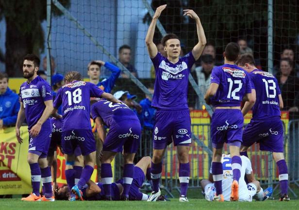 Fußballspieler von Austria Salzburg nach einem Foulspiel.
