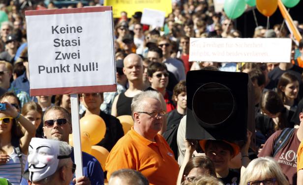 Demonstranten halten Schilder mit Aufschriften wie „Keine Stasi Zwei Punkt Null!“ hoch.