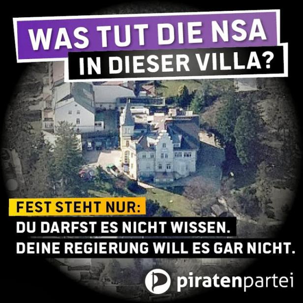 Ein Herrenhaus, aufgenommen durch ein Fernglas, mit dem Text „Was tut die NSA in dieser Villa?“.