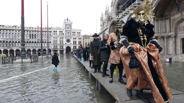 Der Markusplatz in Venedig ist während des Karnevals überflutet.