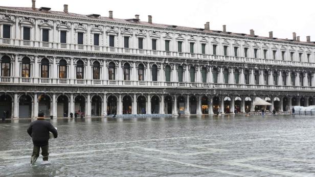 Der Markusplatz in Venedig ist von Hochwasser überschwemmt.