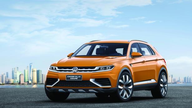 Ein orangefarbenes Volkswagen CrossBlue Coupé vor einer Skyline.