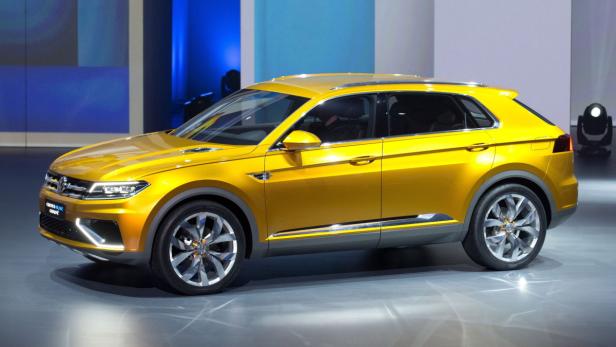 Ein gelber VW CrossBlue Coupé steht auf einer Bühne.