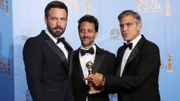 Ben Affleck, Grant Heslov und George Clooney posieren mit einem Golden Globe Award.