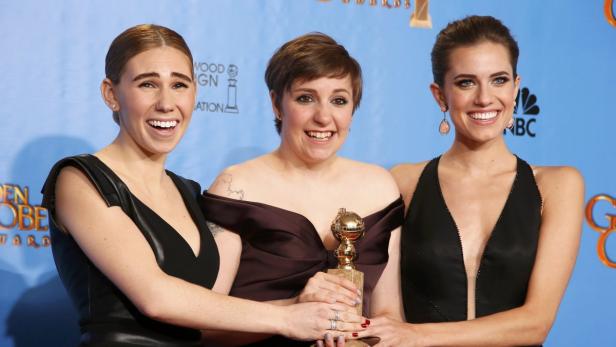 Zosia Mamet, Lena Dunham und Allison Williams posieren mit einem Golden Globe Award.