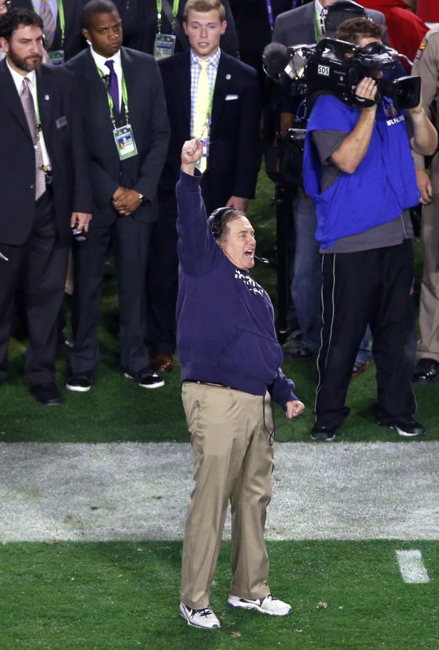 Bill Belichick jubelt mit erhobener Faust an der Seitenlinie.
