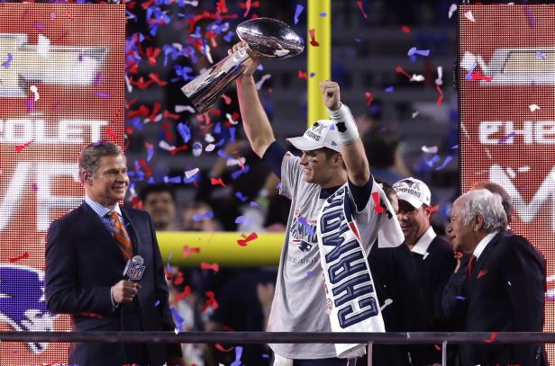 Tom Brady feiert mit der Vince-Lombardi-Trophäe unter Konfettiregen.
