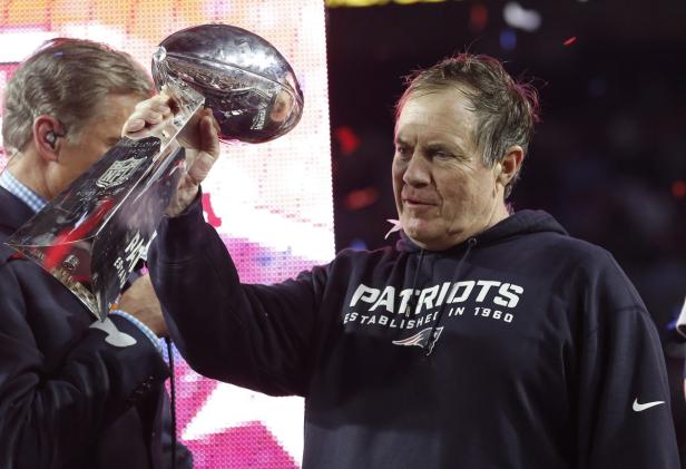 Bill Belichick hält die Vince Lombardi Trophy in die Höhe.