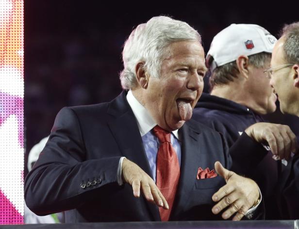 Robert Kraft streckt die Zunge heraus.