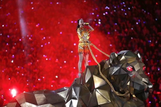 Katy Perry tritt während der Halbzeitshow des Super Bowl auf einem riesigen mechanischen Tiger auf.