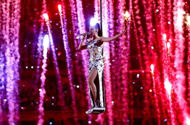 Katy Perry tritt während einer Show auf einer schwebenden Plattform auf.