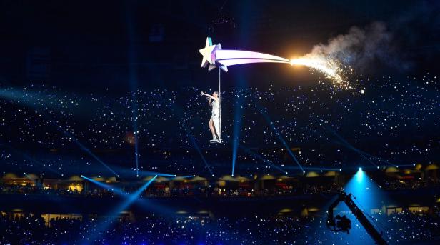 Katy Perry tritt während der Halbzeitshow des Super Bowl auf einer Sternenrequisite auf.
