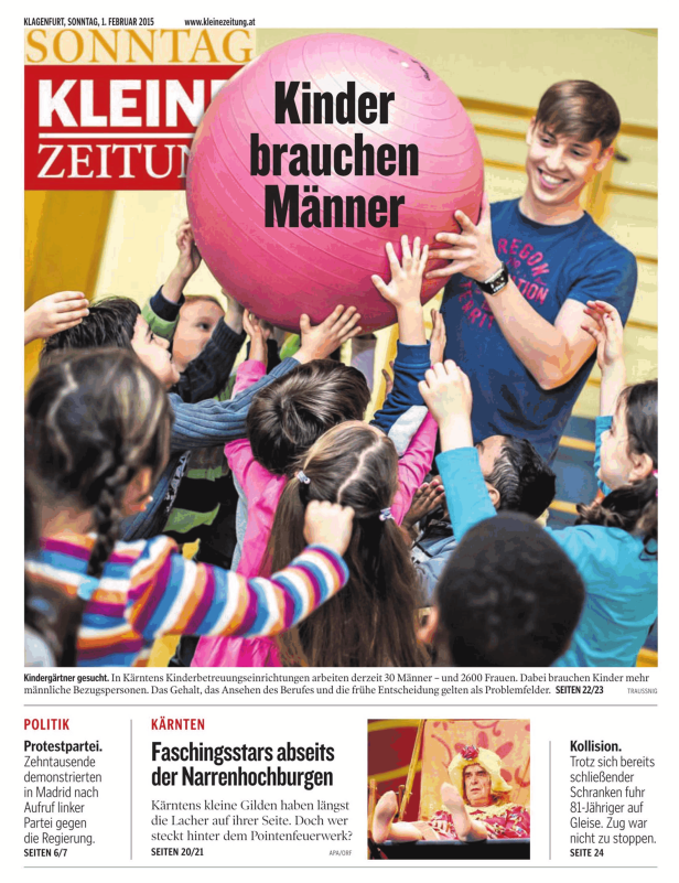 Kinder und ein Mann halten einen grossen, pinkfarbenen Gymnastikball hoch.