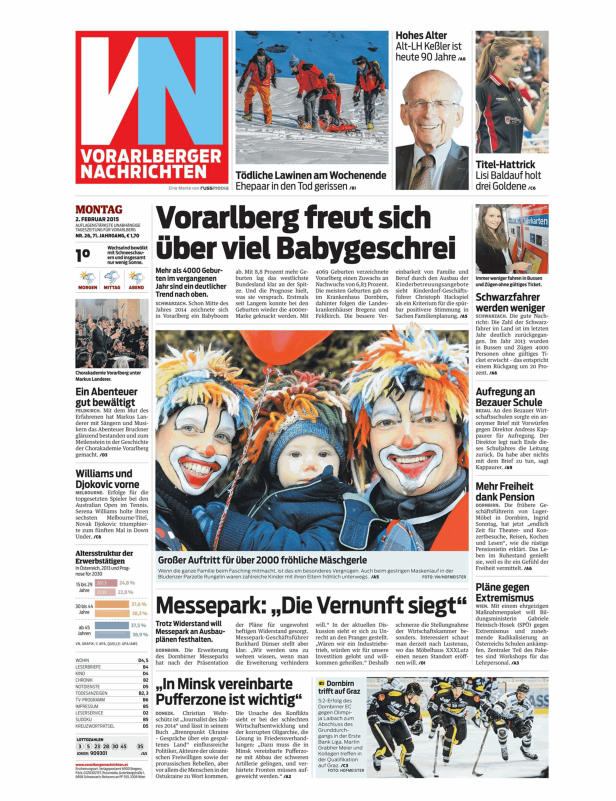 Eine Gruppe von Menschen in Faschingskostümen, darunter ein Kind mit einem roten Ballon.