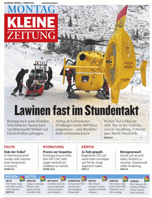 Ein gelber Rettungshubschrauber steht im Schnee, während Rettungskräfte eine Person bergen.