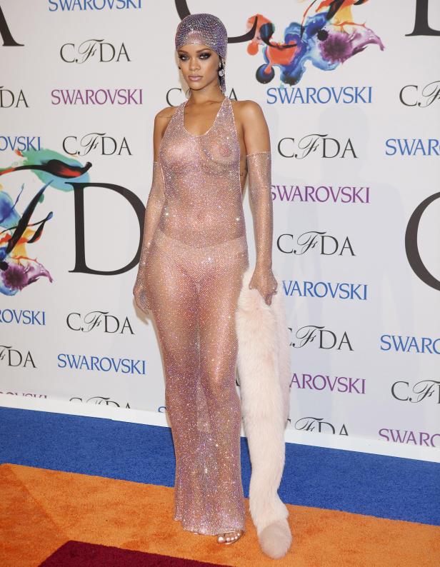 Rihanna in einem glitzernden, transparenten Kleid bei den CFDA Awards.