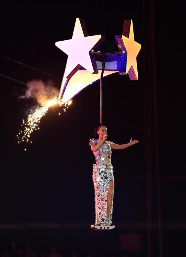 Katy Perry schwebt während eines Auftritts an Sternen in der Luft.