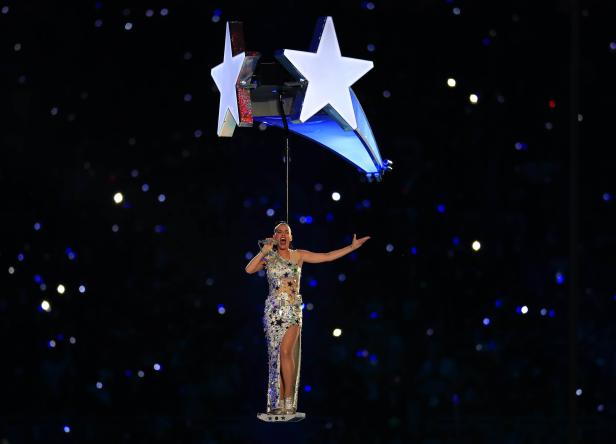 Katy Perry tritt während der Halbzeitshow des Super Bowl auf einer sternförmigen Plattform auf.