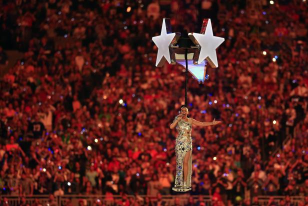 Katy Perry tritt während der Halbzeitshow des Super Bowl XLIX auf.