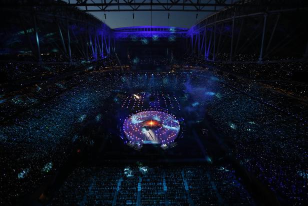 Blick von oben auf eine Bühne und ein großes Publikum in einem Stadion.