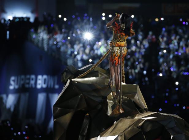 Katy Perry tritt in einem Flammenkostüm während der Super Bowl Halbzeitshow auf.