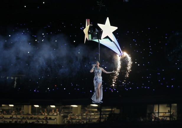 Katy Perry tritt während der Halbzeitshow des Super Bowl auf, an Sternen hängend.