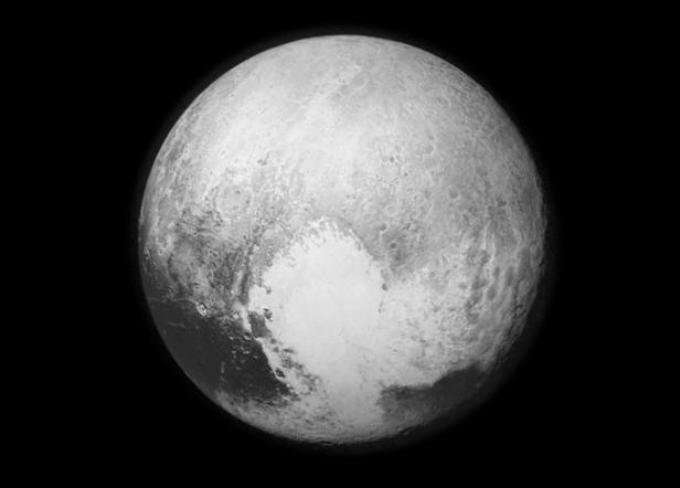 Eine Nahaufnahme des eisigen Zwergplaneten Pluto vor schwarzem Hintergrund.