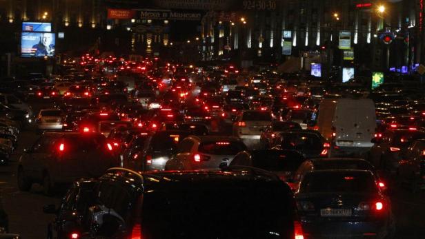 Nachts staut sich der Verkehr auf einer belebten Straße.