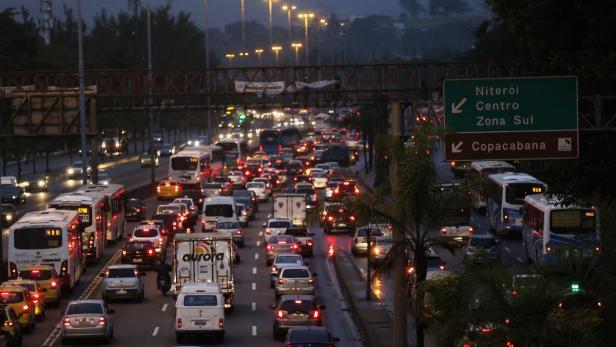 Starker Verkehr auf einer Straße in Rio de Janeiro in Richtung Copacabana.