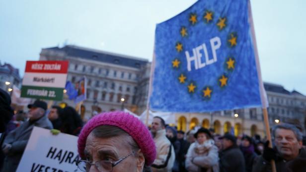 Pro-europäische Ungarn rufen nach Merkel