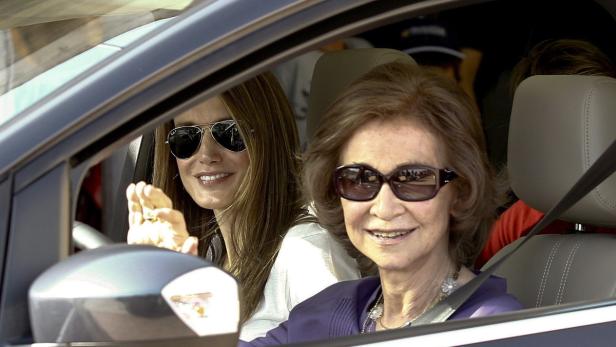 Königin Sofia und Letizia von Spanien sitzen in einem Auto.