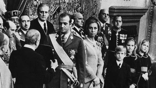 König Juan Carlos und Königin Sofia von Spanien mit ihrer Familie bei einer formellen Veranstaltung.