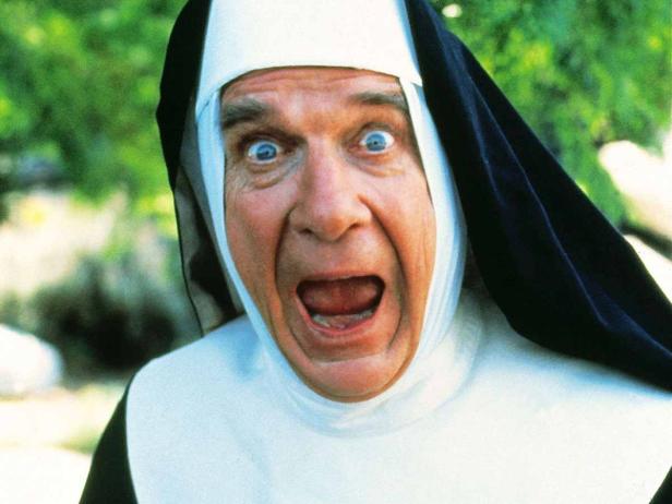 Dick Van Patten als Nonne mit aufgerissenem Mund und Augen.