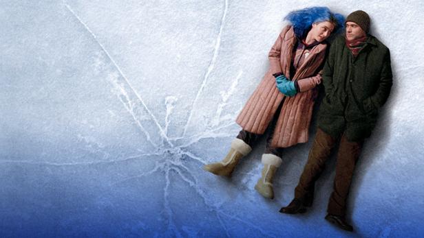 Ein Paar liegt auf einer Eisfläche, möglicherweise eine Szene aus dem Film „Vergiss mein nicht!“.