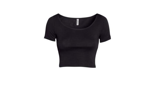 Ein schwarzes, kurzes T-Shirt mit Rundhalsausschnitt vor einem weißen Hintergrund.