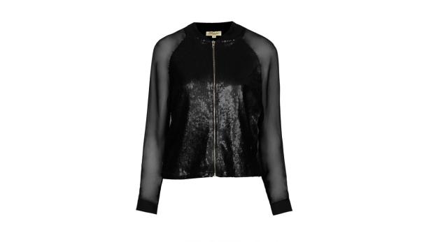 Eine schwarze Bomberjacke mit Pailletten und transparenten Ärmeln.
