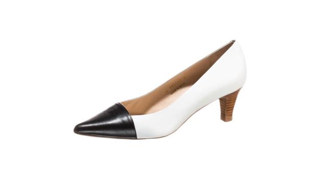 Ein weißer Damenschuh mit schwarzer Spitze und kleinem Absatz.