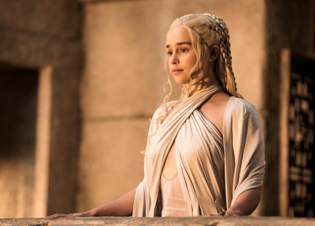 Daenerys Targaryen, dargestellt von Emilia Clarke, blickt in die Ferne.