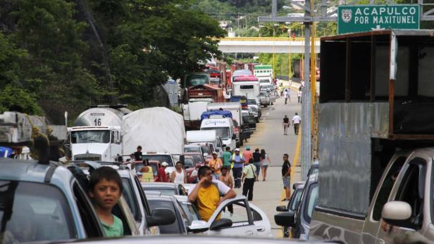 Ein Stau von Autos und Lastwagen auf einer Straße in Richtung Acapulco.