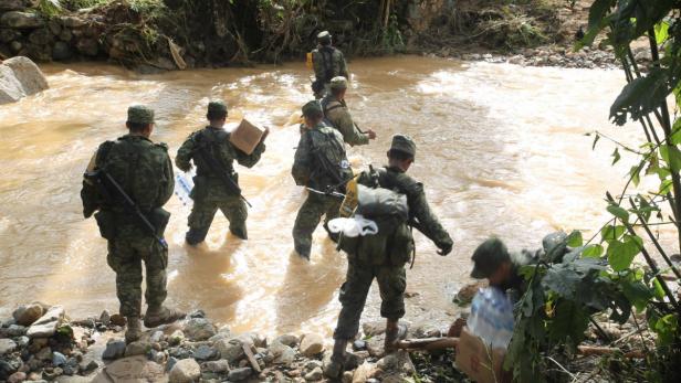 Eine Gruppe Soldaten durchquert einen trüben Fluss.