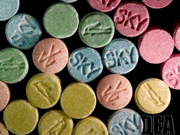 Verschiedenfarbige Ecstasy-Pillen mit den Aufdrucken „SKY“ und anderen Symbolen.