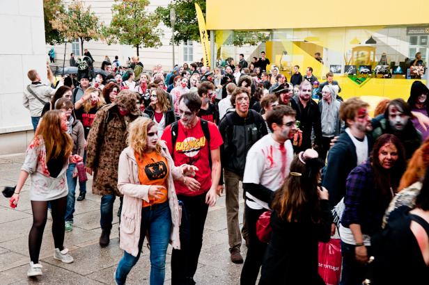 Eine große Gruppe als Zombies verkleideter Menschen nimmt an einem Zombie Walk teil.