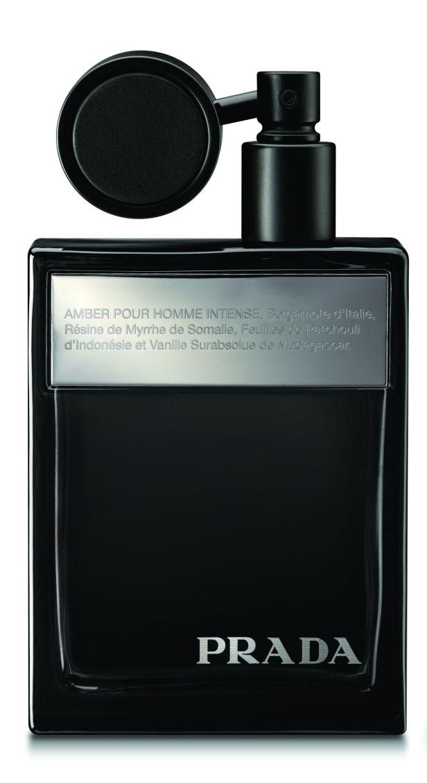 Eine Flasche „Prada Amber Pour Homme Intense“ Duftstoff.