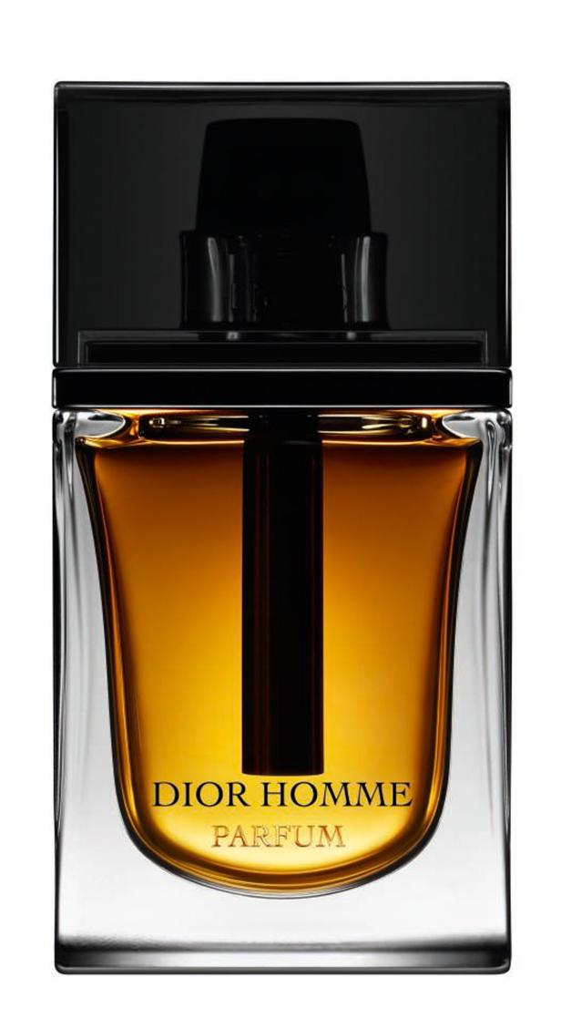 Eine Flasche Dior Homme Parfum mit goldenem Inhalt und schwarzem Verschluss.