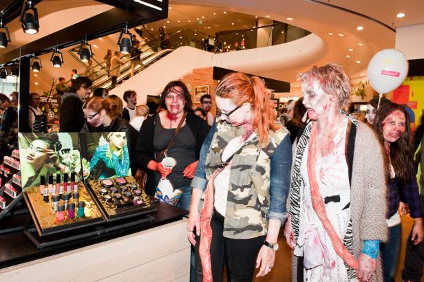 Mehrere als Zombies verkleidete Personen stehen in einem Geschäft.