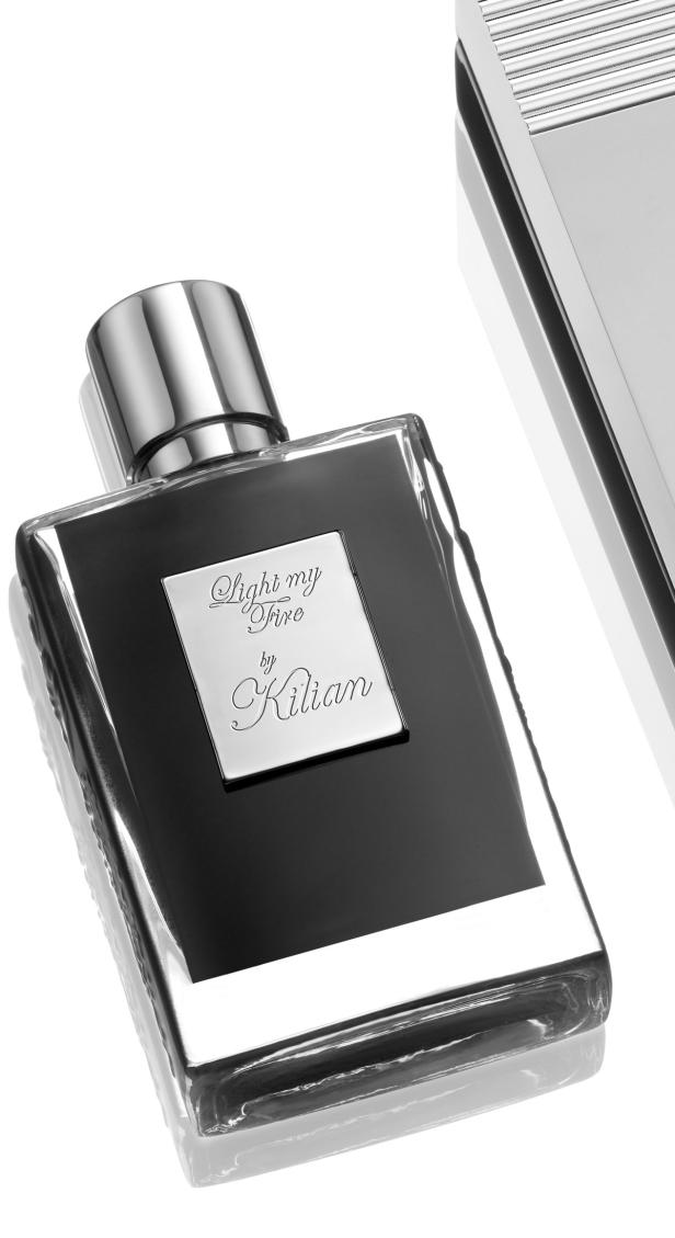 Eine Flasche „Light my Fire“ von Kilian steht auf einem weißen Hintergrund.