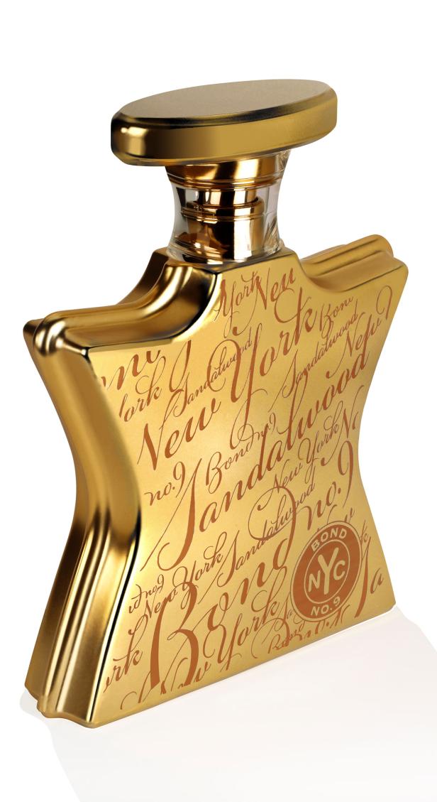 Ein goldener Flakon des Parfüms „Bond No. 9“ mit New Yorker Schriftzügen.
